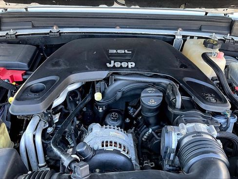 Used 2018 Jeep Wrangler Unlimited Sahara AWD/4WD image 31