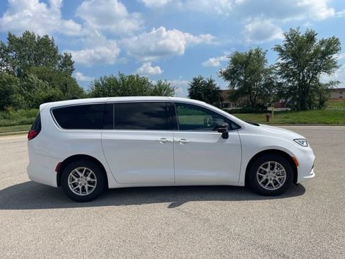 Used 2025 Chrysler Pacifica Select FWD image 2