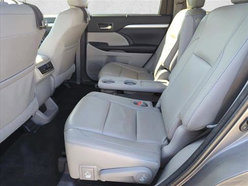 Used 2018 Toyota Highlander XLE image 21