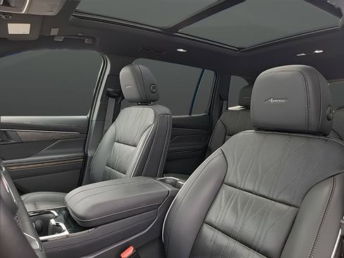 Used 2025 Buick Enclave Avenir image 21