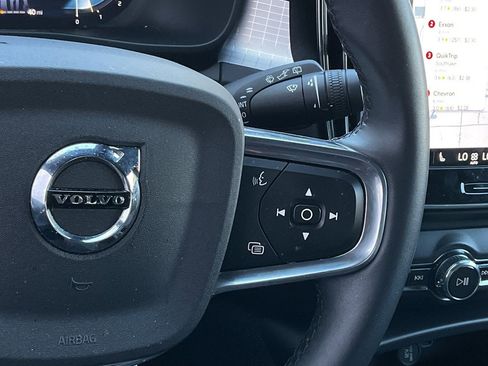 Used 2024 Volvo XC40 B5 Core image 25