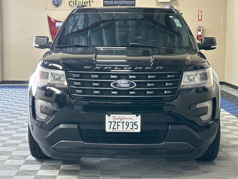 Used 2017 Ford Explorer XLT w/ Equipment Group 202A FWD image 9