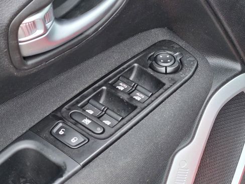 Used 2019 Jeep Renegade Latitude w/ Cold Weather Group image 29