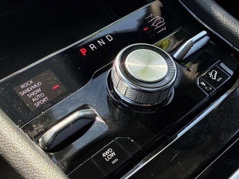 Used 2023 Jeep Grand Cherokee Overland w/ Luxury Tech Group IV AWD/4WD image 32