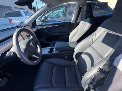 Used 2023 Tesla Model Y 2WD image 5