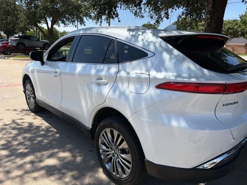 Used 2024 Toyota Venza XLE AWD/4WD image 3