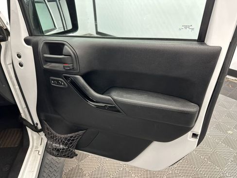 Used 2014 Jeep Wrangler Unlimited Sahara AWD/4WD image 11