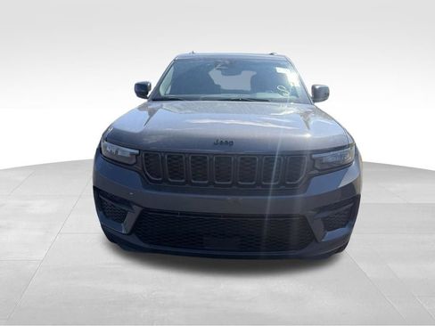 Used 2023 Jeep Grand Cherokee Altitude AWD/4WD image 7