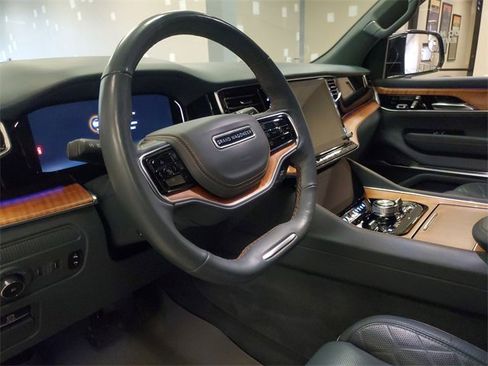 Used 2022 Jeep Grand Wagoneer Series III image 18