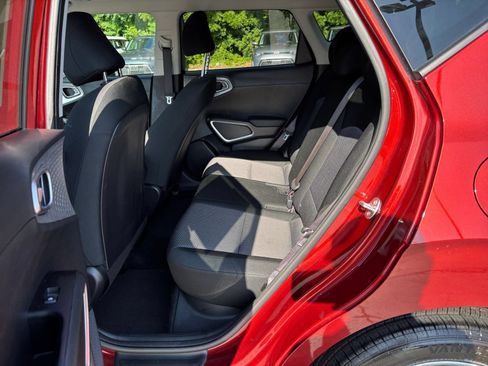 Used 2025 Kia Soul LX w/ LX Technology Package FWD image 21