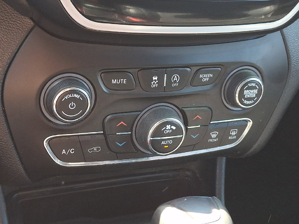 Used 2019 Jeep Cherokee Limited AWD/4WD image 17