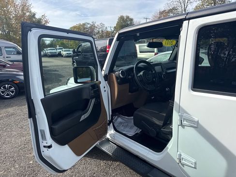 Used 2017 Jeep Wrangler Unlimited Sahara w/ Connectivity Group image 21