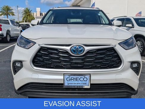 Used 2023 Toyota Highlander XLE FWD image 2