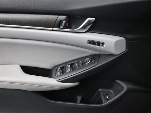 Used 2018 Honda Accord Touring image 27