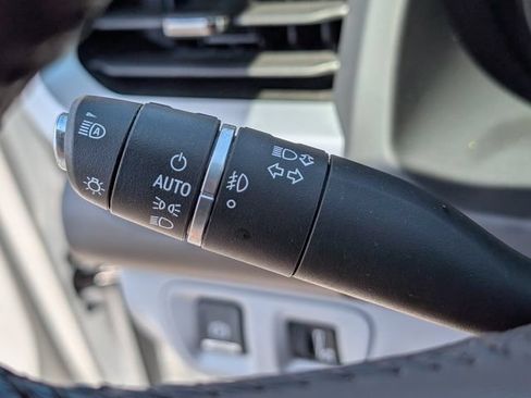 Used 2022 GMC Acadia SLT w/ Preferred Package FWD image 26