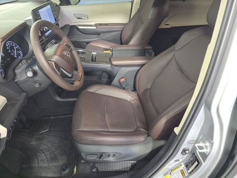 Used 2024 Toyota Sienna Platinum image 5