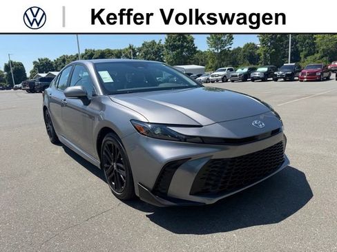Used 2025 Toyota Camry SE FWD image 7