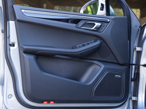 New 2026 Porsche Macan image 23