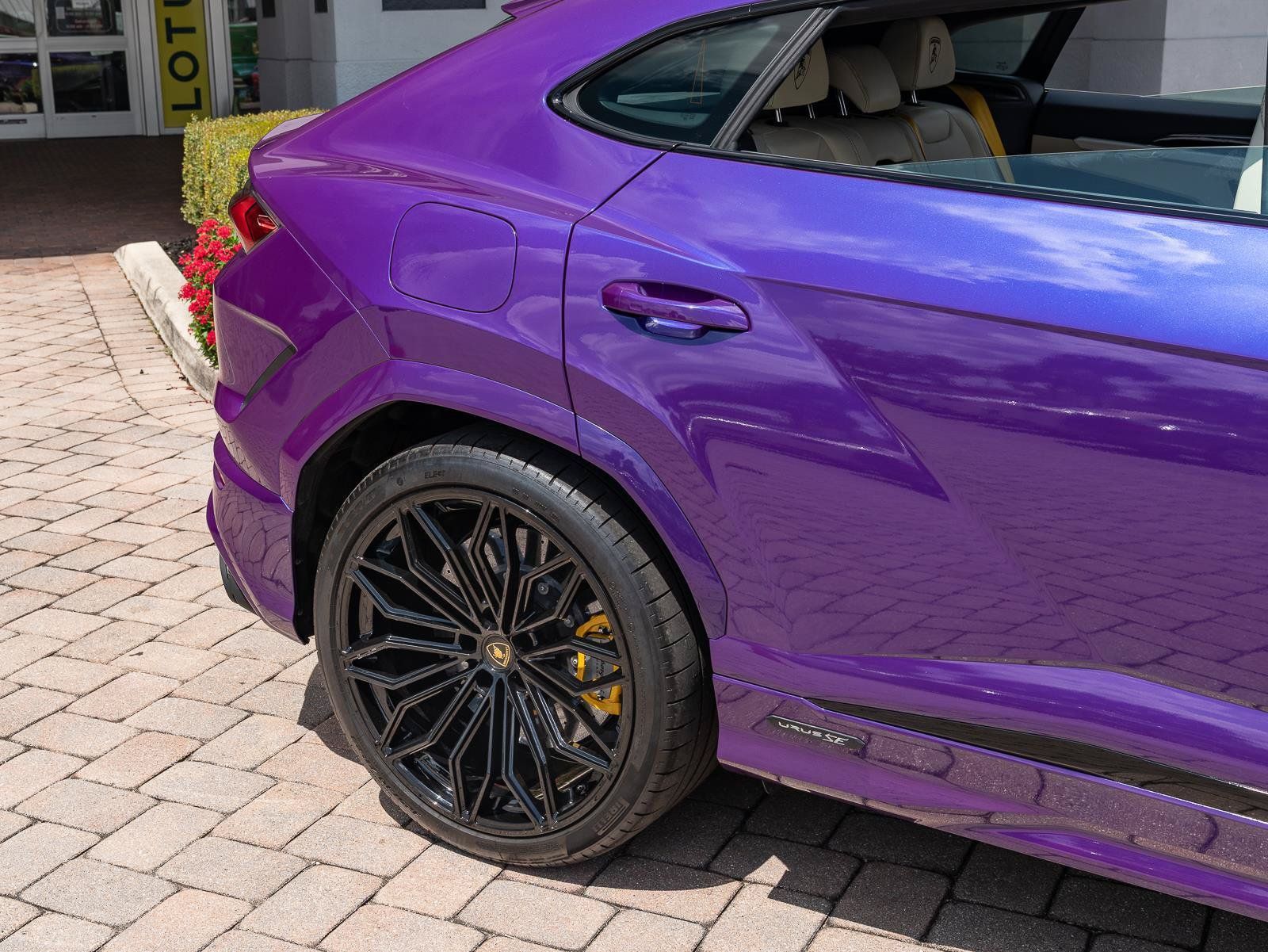 Used 2025 Lamborghini Urus SE AWD/4WD image 15