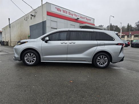 Certified 2023 Toyota Sienna LE image 4
