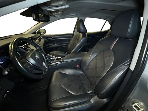 Used 2018 Toyota Camry XLE image 9