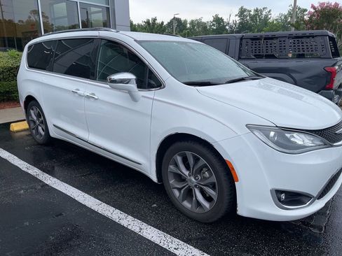 Used 2018 Chrysler Pacifica Limited FWD image 1