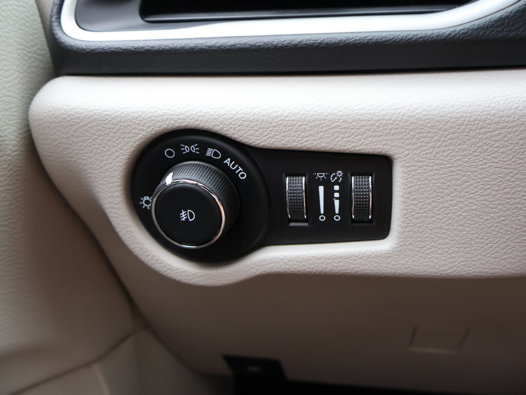 Used 2021 Chrysler Pacifica Touring-L FWD image 28