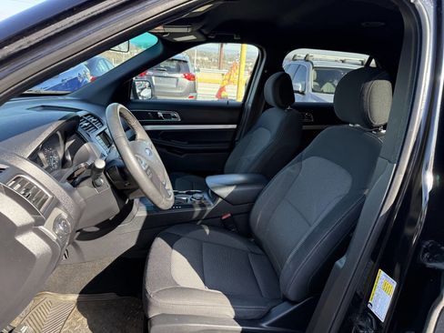 Used 2017 Ford Explorer XLT image 11