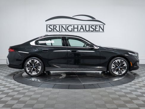 Used 2026 BMW 530i xDrive w/ Premium Package AWD/4WD image 4