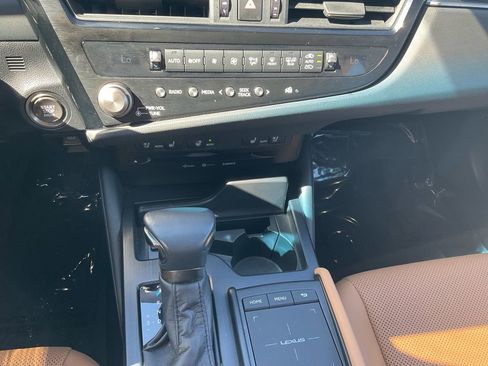 Used 2022 Lexus ES 350 w/ Premium Package image 22