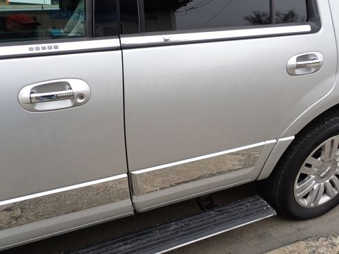 Used 2011 Lincoln Navigator 4WD image 12