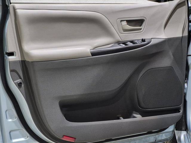 Used 2017 Toyota Sienna L FWD image 11
