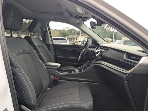 Used 2024 Jeep Grand Cherokee Laredo X image 3