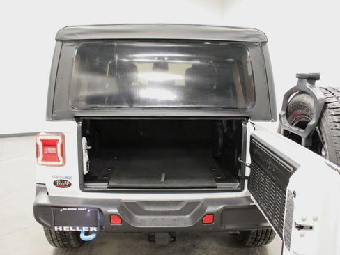 Used 2022 Jeep Wrangler Unlimited Sahara w/ Cold Weather Group image 14