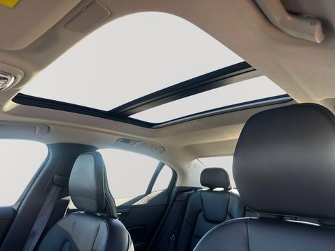 Used 2022 Volvo S60 B5 Momentum w/ Premium Package image 8