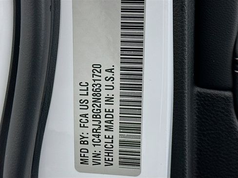 Used 2022 Jeep Grand Cherokee L Limited w/ Black Appearance Package image 12