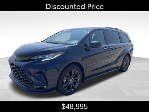 Used 2025 Toyota Sienna XSE FWD image 3