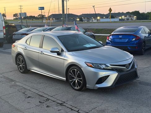 Used 2020 Toyota Camry SE FWD image 3
