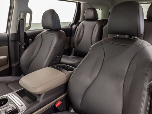 Certified 2026 Kia Carnival EX FWD image 9
