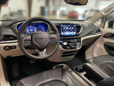 Used 2024 Chrysler Pacifica Touring-L image 18