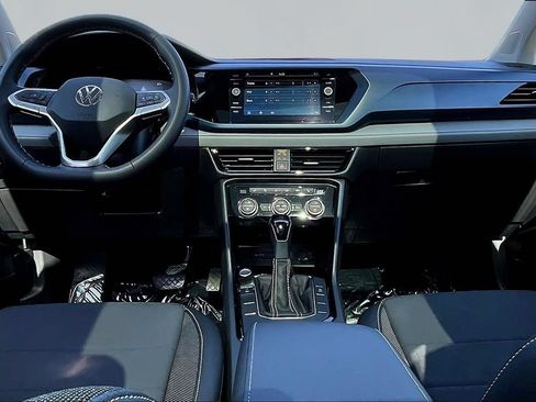 Used 2024 Volkswagen Taos SE w/ Panoramic Sunroof Package FWD image 7