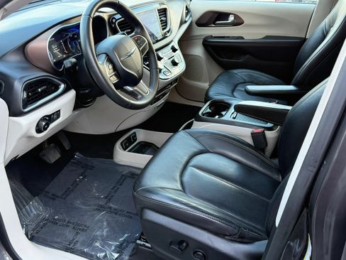 Used 2017 Chrysler Pacifica Touring-L Plus FWD image 11