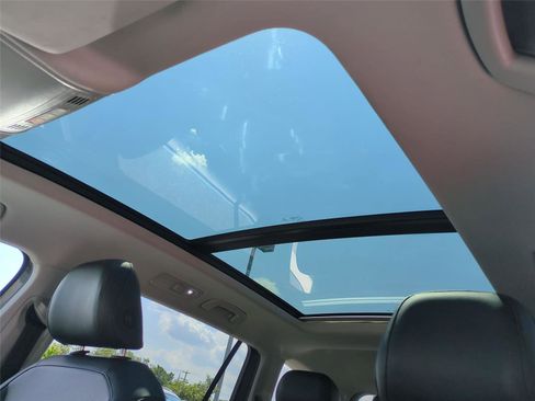 Used 2018 Volkswagen Tiguan SE w/ Panoramic Sunroof Package AWD/4WD image 10