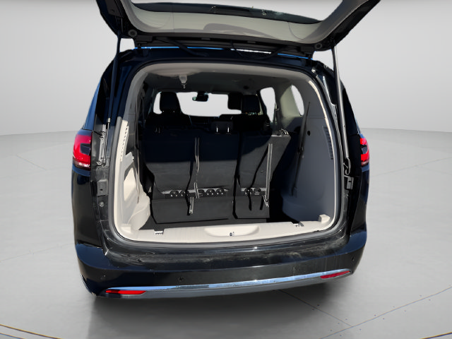 Used 2024 Chrysler Pacifica Touring-L FWD image 11
