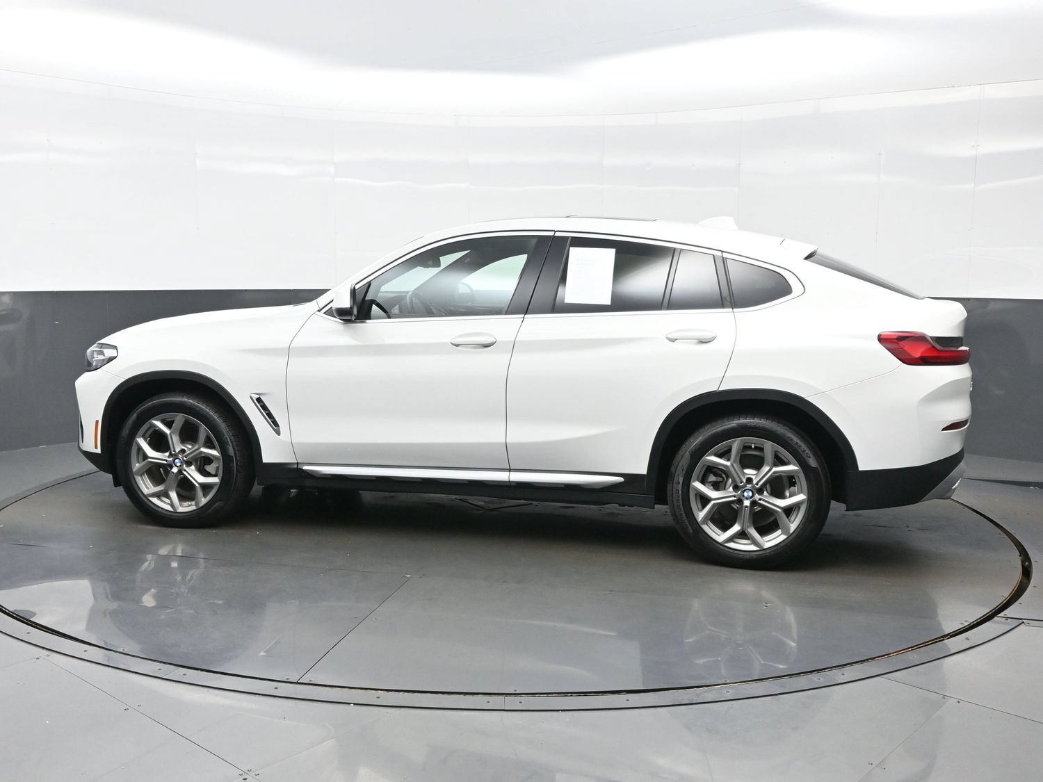 Used 2025 BMW X4 xDrive30i AWD/4WD image 3