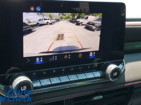Used 2025 Chevrolet Colorado Z71 w/ Technology Package AWD/4WD image 27