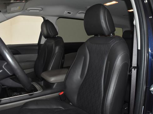 Used 2025 Kia Carnival FWD image 24