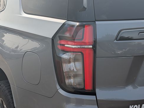 Used 2021 Chevrolet Tahoe Z71 w/ Luxury Package AWD/4WD image 17