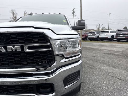 Used 2024 RAM 3500 Tradesman w/ Chrome Appearance Group image 9