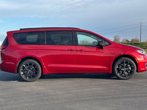 New 2026 Chrysler Pacifica Limited w/ S Appearance Package AWD/4WD image 2